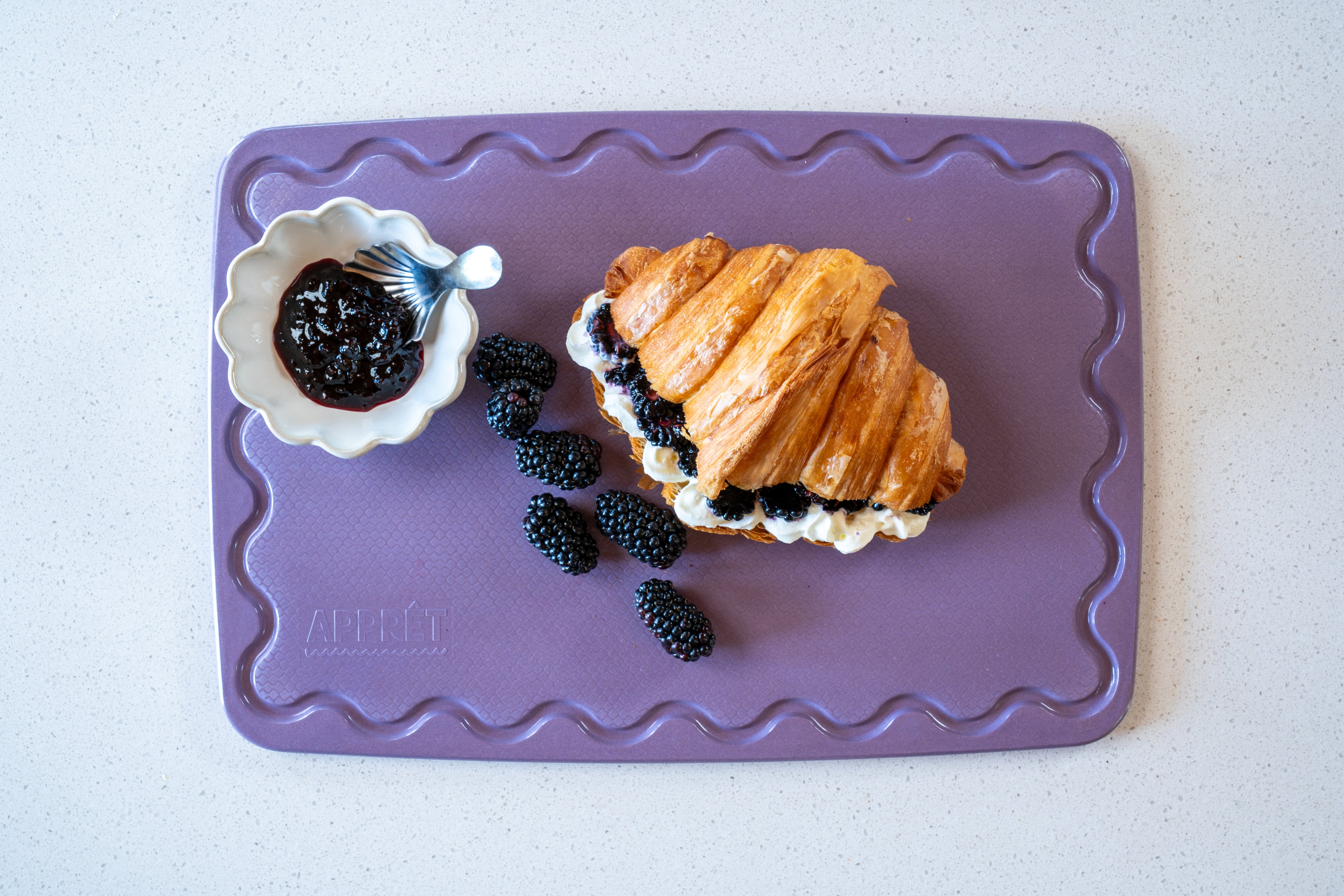 Maison Apprêt petite lilac chopping board made of wood, showcasing its smooth surface and compact design.
