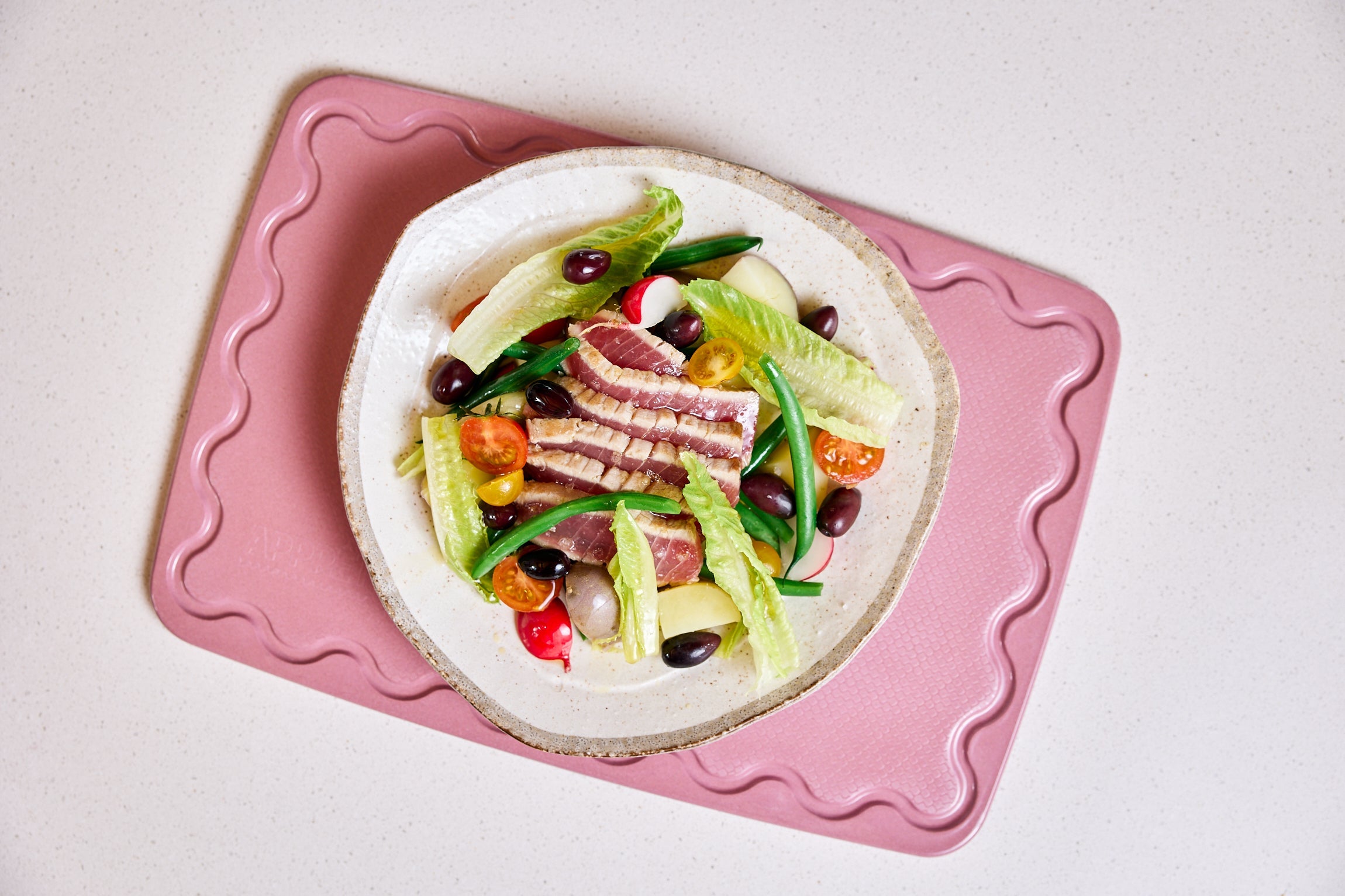 Maison Apprêt pink Classique chopping board with smooth surface and rounded edges, ideal for kitchen prep.