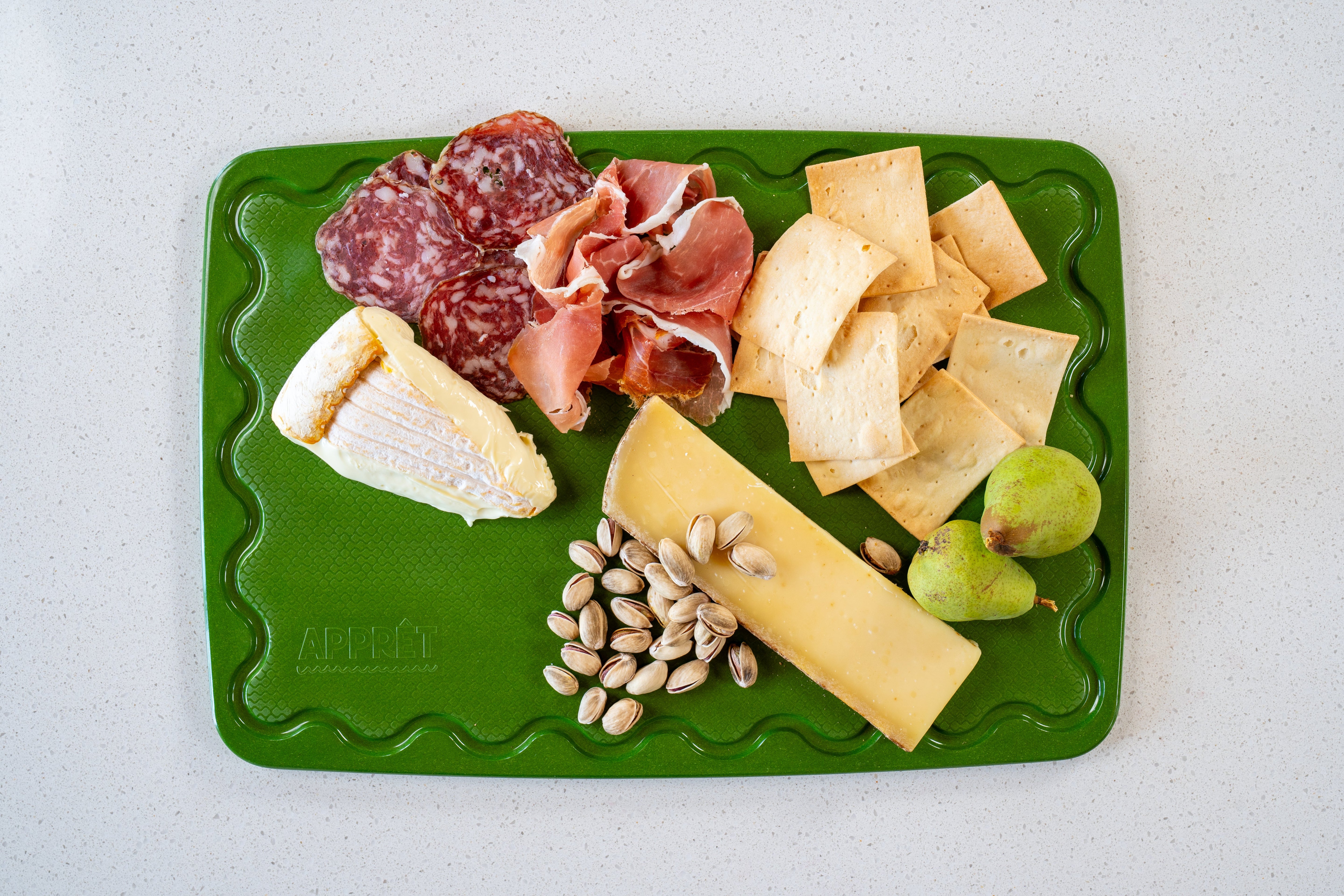 Green Maison Apprêt Classique chopping board made of durable wood, featuring a smooth surface and classic rectangular design.