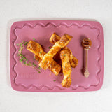 Pink Maison Apprêt petite chopping board with a smooth surface, ideal for kitchen prep and food presentation.
