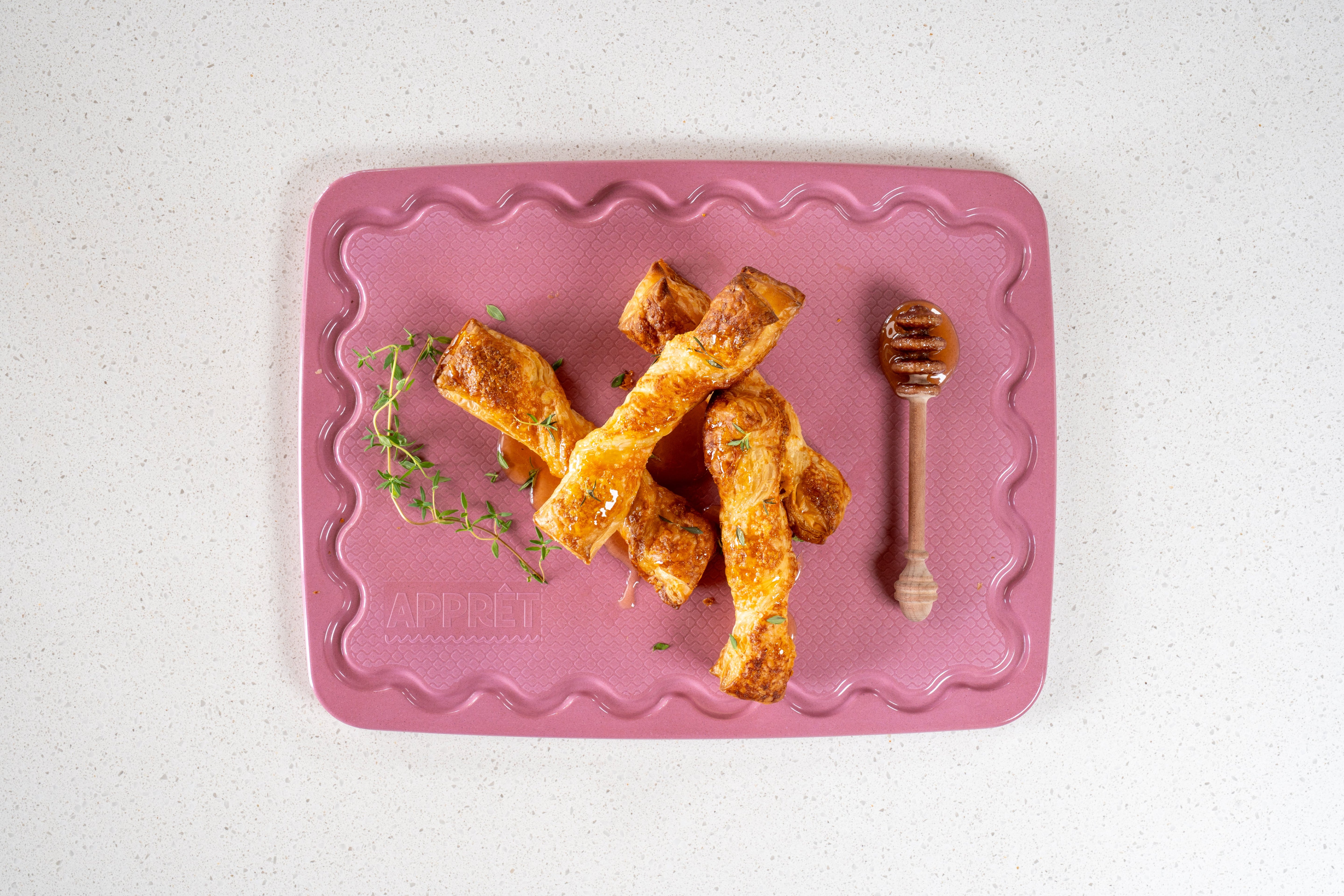 Pink Maison Apprêt petite chopping board with a smooth surface, ideal for kitchen prep and food presentation.
