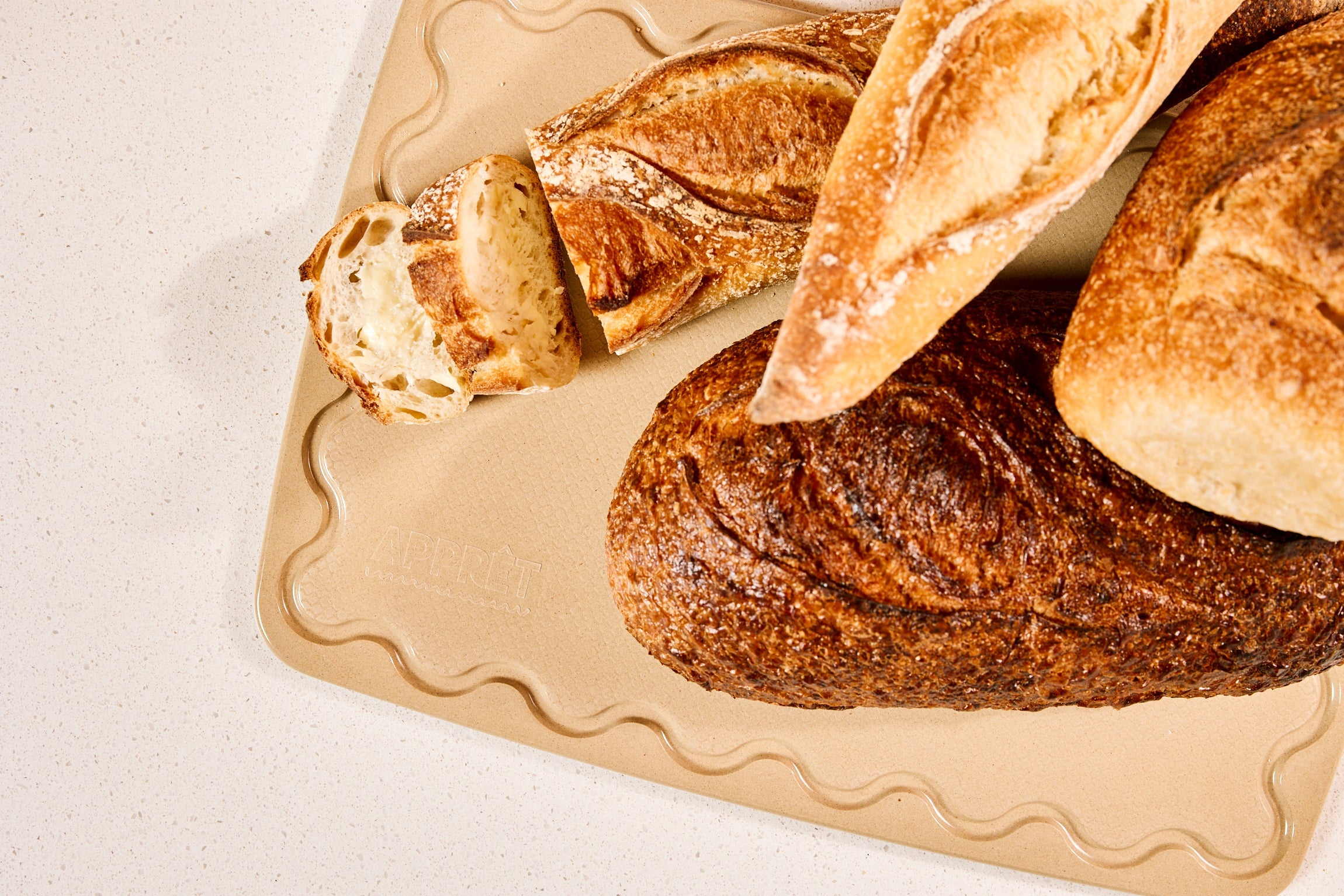 Beige Maison Apprêt Classique chopping board made of wood, rectangular design, ideal for kitchen food preparation.