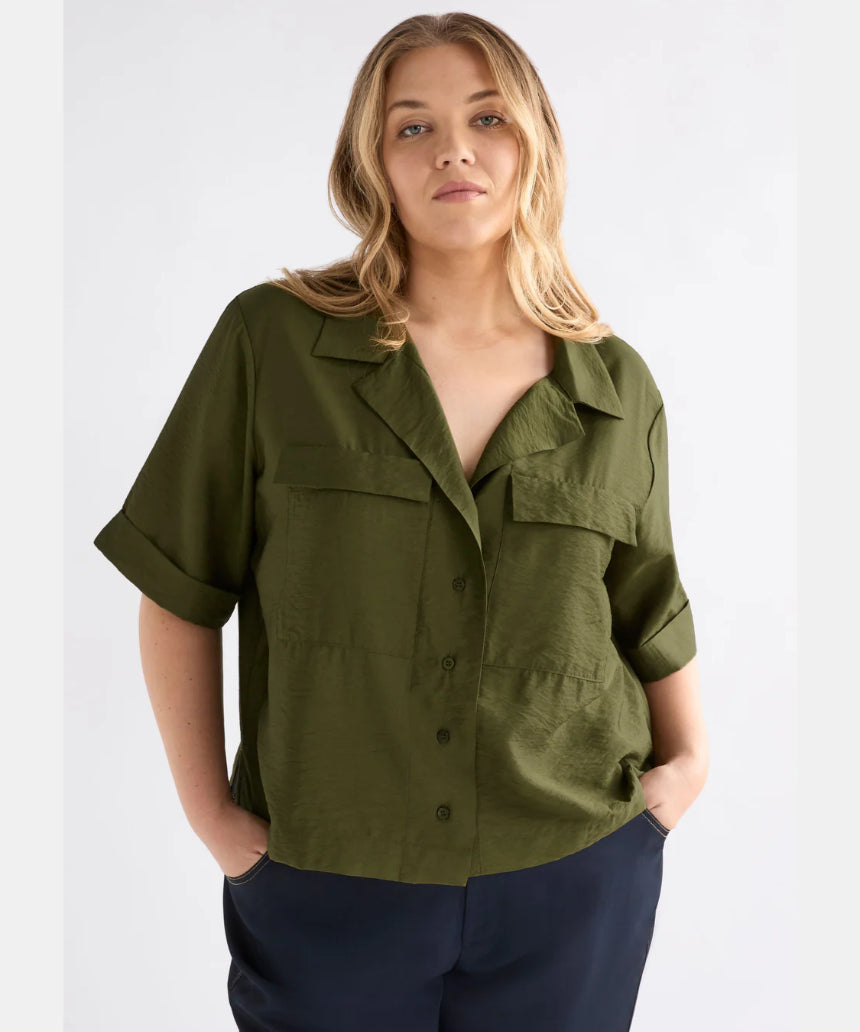 Elk Eine Shirt in Bright Olive, casual clothing with a relaxed fit, featuring a simple crew neck and long sleeves.