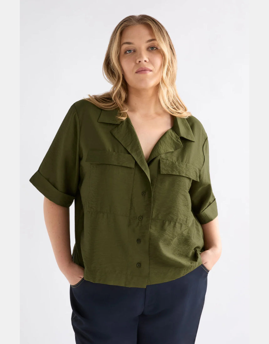 Elk Eine Shirt in Bright Olive, casual clothing with a relaxed fit, featuring a simple crew neck and long sleeves.