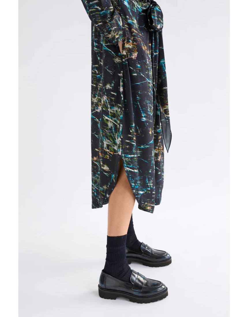 Elk Kallio Dress in Norda print, lightweight clothing with a relaxed fit, featuring a floral pattern and short sleeves.