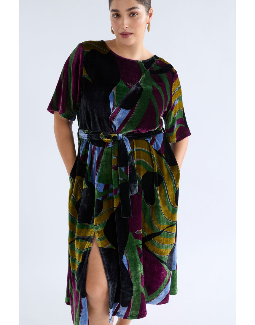 ELK The Label Reihen Dress in Stribe Burnout with a relaxed fit, featuring a textured burnout fabric and a casual, stylish silhouette.