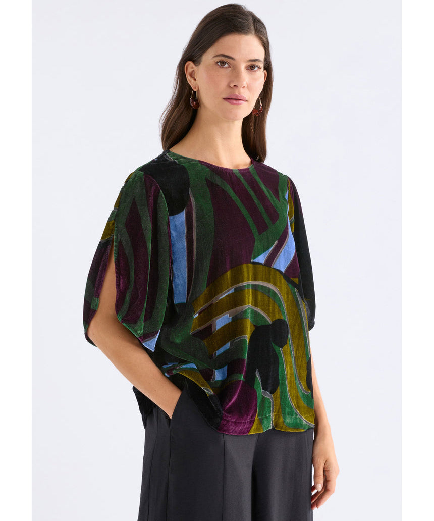 ELK The Label Reihen Top in Stribe Burnout featuring a relaxed fit and stylish design, displayed on a hanger.