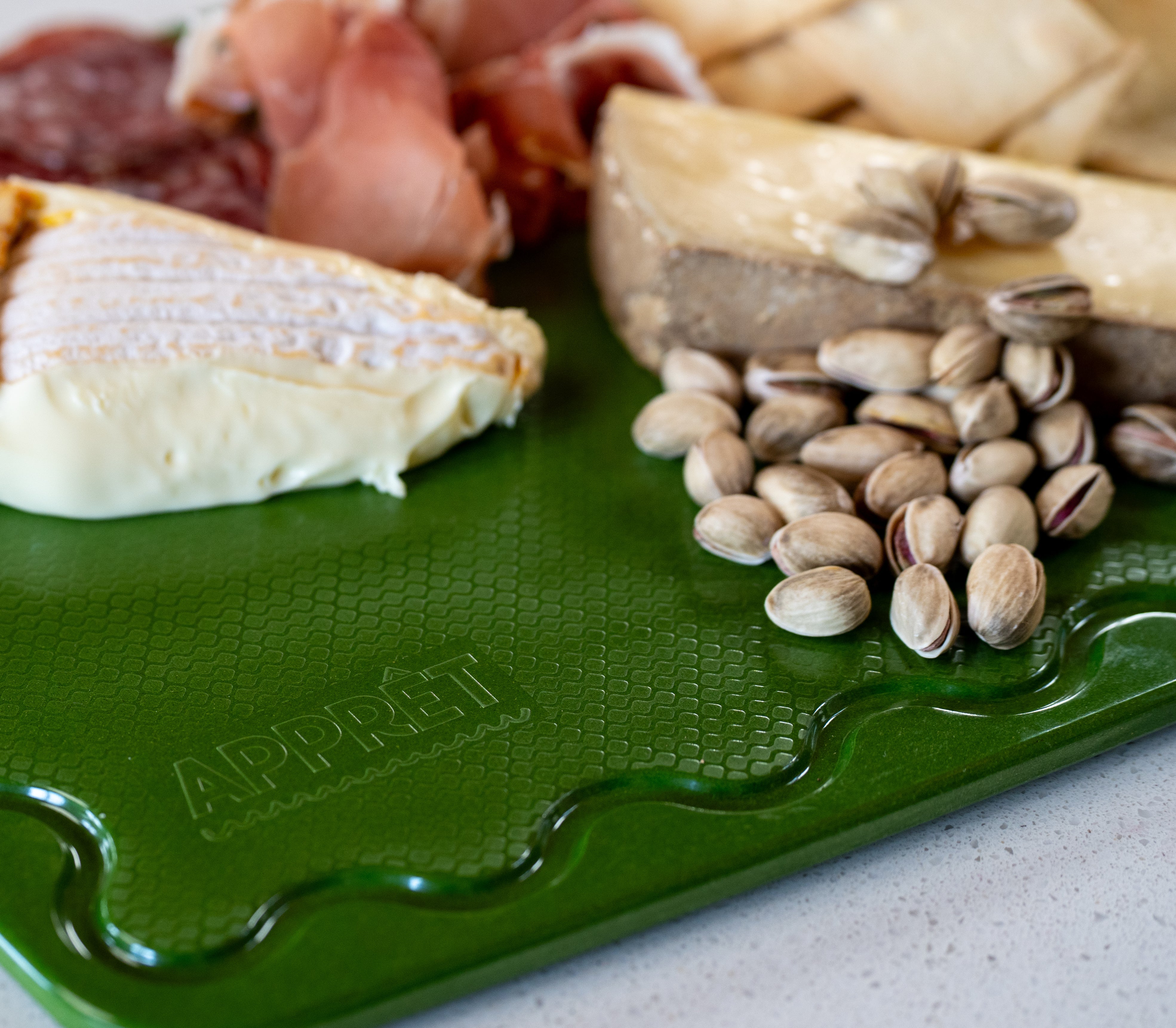 Maison Apprêt Classique Green Chopping Board with wooden surface and smooth edges for kitchen prep and food cutting.