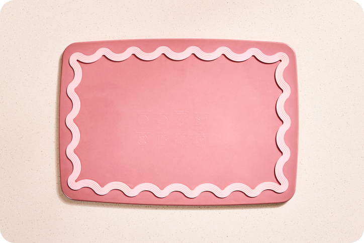 Pink Maison Apprêt Classique Chopping Board with wood grain finish, ideal for kitchen prep and food presentation.