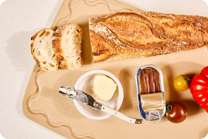 Beige Maison Apprêt Classique chopping board made of wood, showing a smooth surface and rectangular shape for kitchen use.