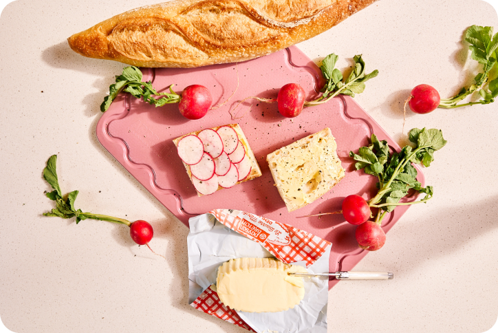 Pink Maison Apprêt Classique chopping board with smooth surface and rounded edges, ideal for kitchen prep.