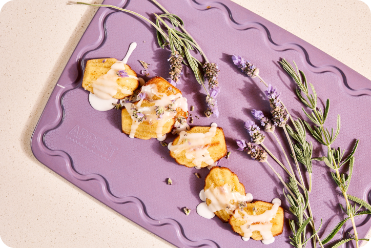 Maison Apprêt Classique Lilac chopping board with a smooth surface and rounded edges, ideal for kitchen prep and food presentation.
