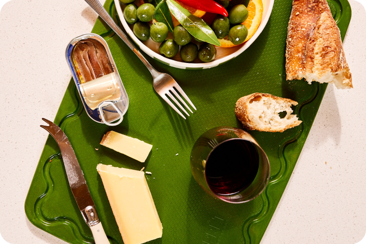 Maison Apprêt Classique Green Chopping Board shown with smooth wooden surface and rounded edges.