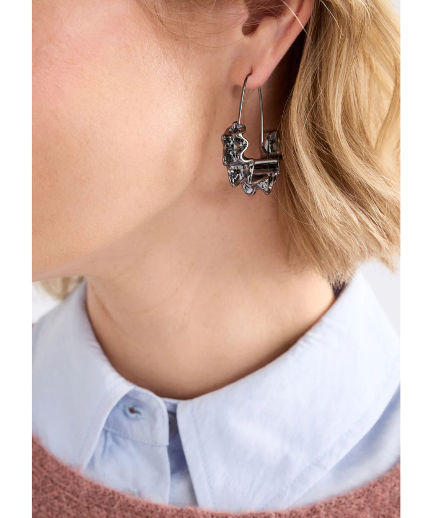 Elk Andel hoop earring in gold with smooth circular design, showcasing a stylish and elegant jewelry piece.