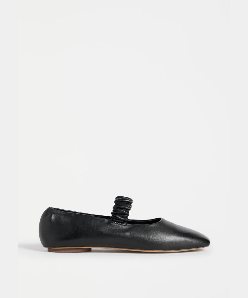 Black Elk Kuren flat shoes with sleek design and comfortable fit, featuring smooth leather material and simple slip-on style.
