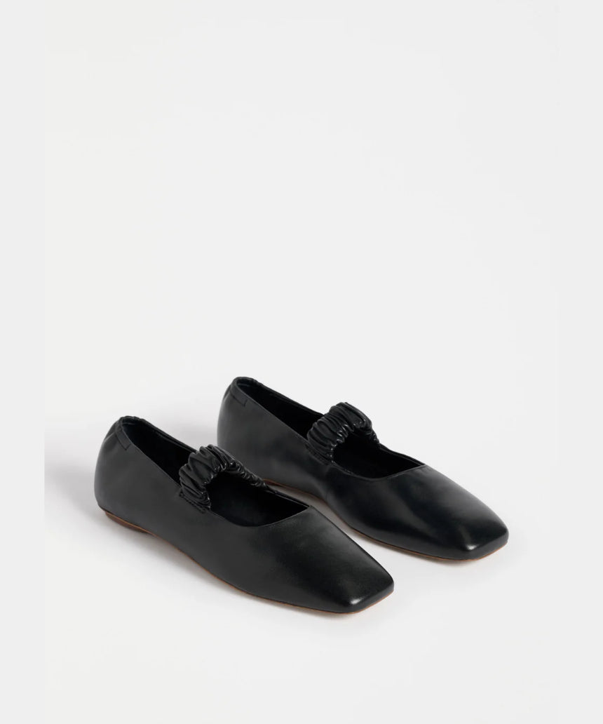 Black Elk Kuren flat shoes with sleek design and rounded toe, perfect for casual and everyday wear.