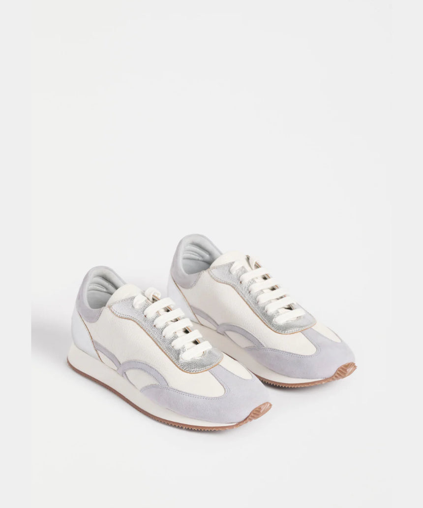 Light grey Elk Steni Trainer shoes with sleek design and comfortable fit, shown from the side.