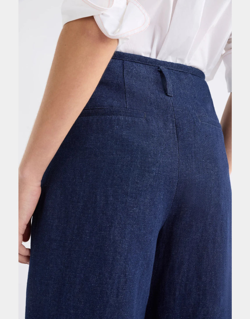 Dark blue Elk Decla Jean denim pants with classic fit and stitching, displayed on a white background.