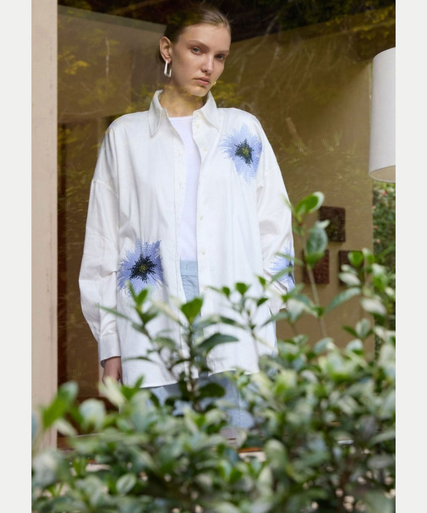 Relaxed Elk Eiren shirt in soft fabric, featuring a casual fit with a classic collar and button-front design.