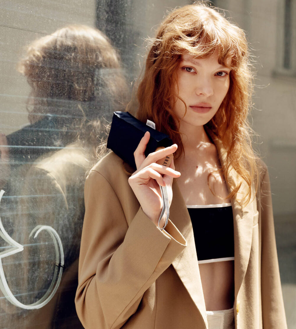 Model carrying the Anatole Colette navy blue micro-umbrella