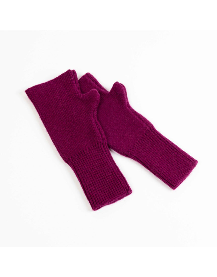 Maison Fanli Julia mittens in vibrant fuchsia color, cozy gloves with a stylish design, perfect for cold weather.