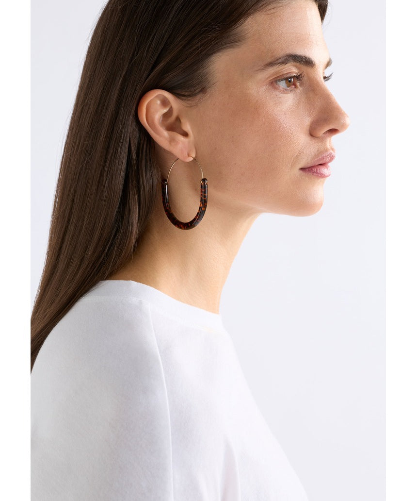 ELK The Label Aki hoop earring in tortoiseshell speckle with a round, lightweight design and gold-tone accent.