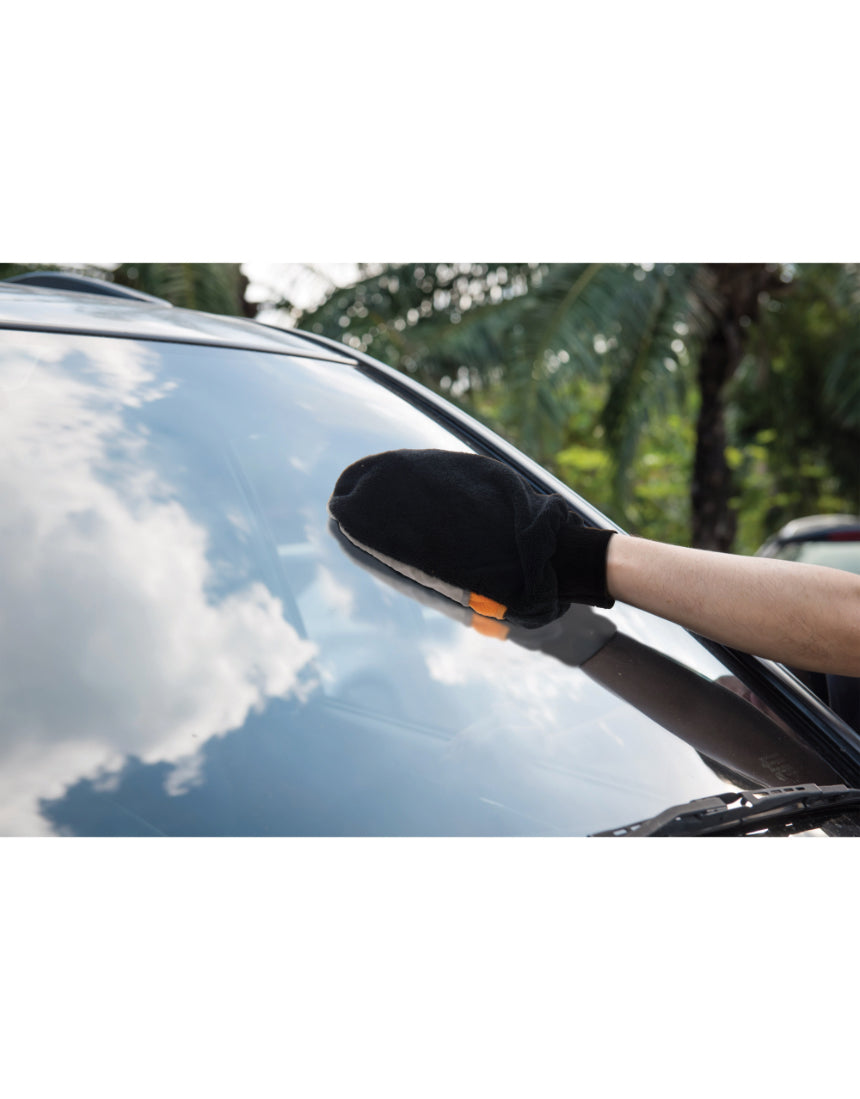 isAlbi 3-in-1 car cleaning glove for detailed vehicle washing, showing soft microfiber material and versatile design.
