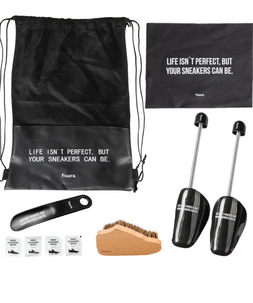 Fisura travel kit for sneakers with protective bags and cleaning accessories, designed for convenient sneaker care on the go.